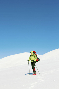 带着背包和帐篷冬季登山活动