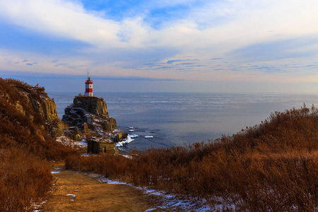 灯塔在 Basargin 角, 金号角湾, 符拉迪沃斯托克标志。俄国岛风景全景。日本海