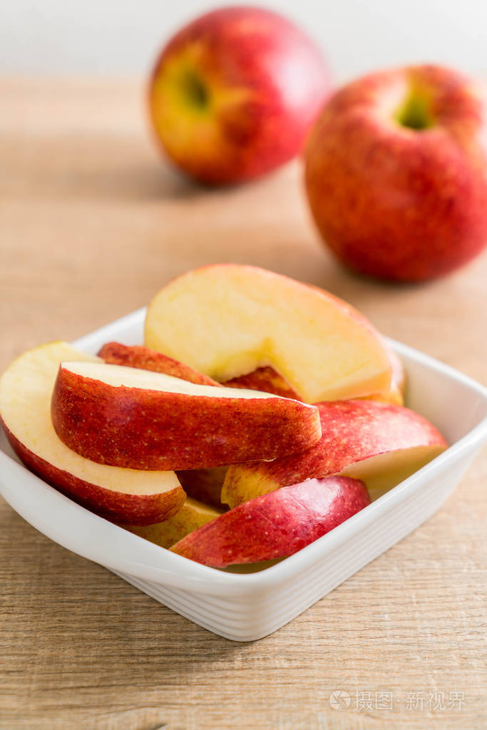 新鲜的苹果切成薄片