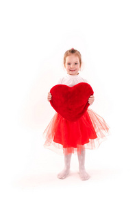 可爱的小女孩抱着红色的心孤立
