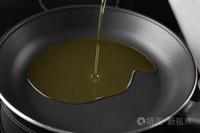 把油倒进平底锅,特写