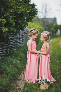 女孩在粉红色的礼服站在花园的中央6609
