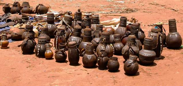 传统的投手和锅在当地的手工艺品市场基后，埃塞俄比亚的奥莫山谷