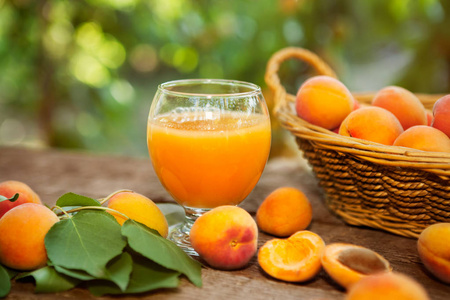 玻璃与杏汁和新鲜杏子