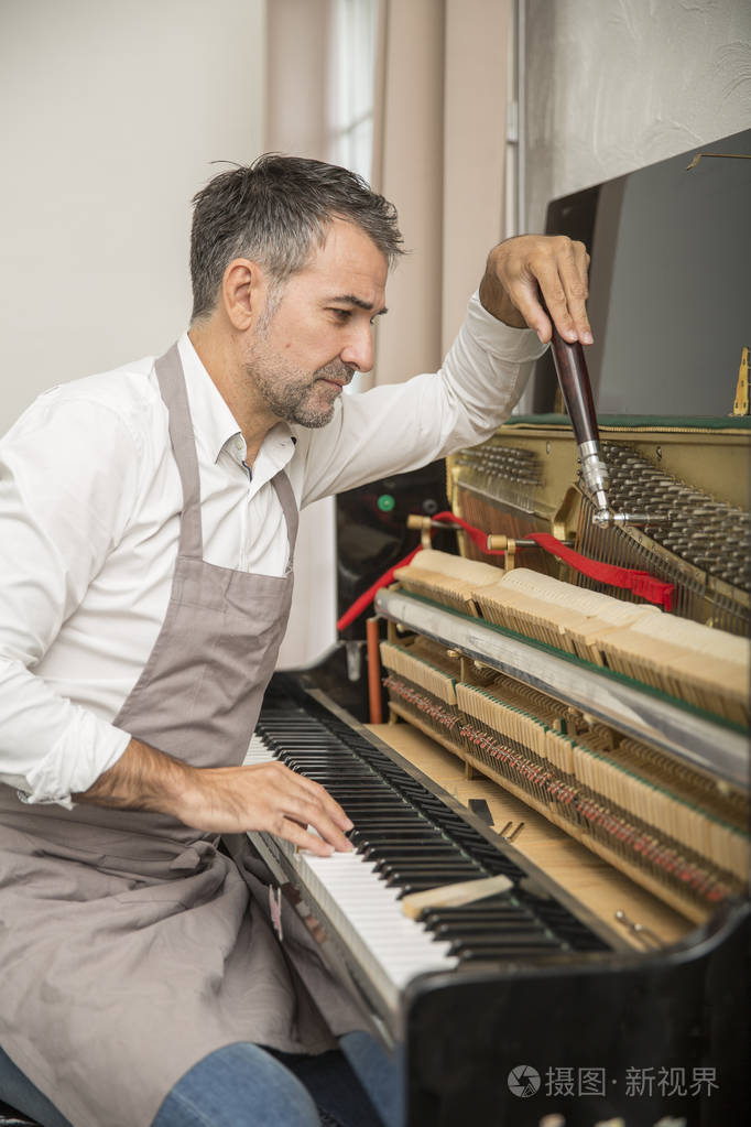 钢琴技师修钢琴