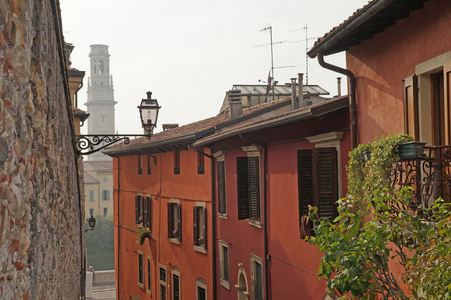 维罗纳.维罗纳的看法从高度。意大利维罗纳在10月天。Varona 的屋顶, 桥梁, 教堂的看法