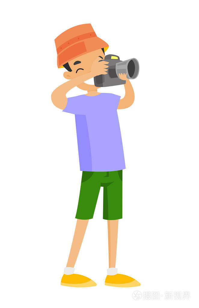 小男孩拿着照相照相机和拍照