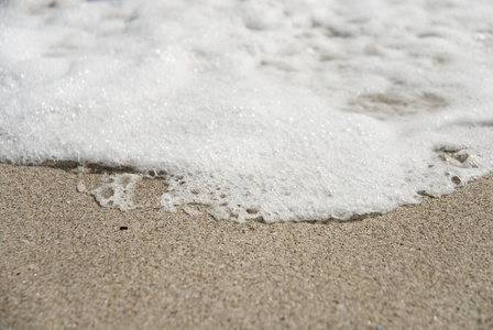 海浪在沙中移动