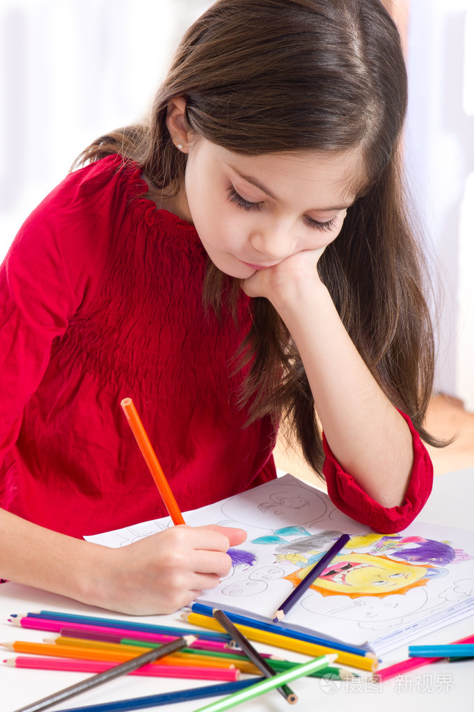 小女孩画画