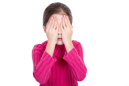 年轻的小女孩遮住了眼睛照片