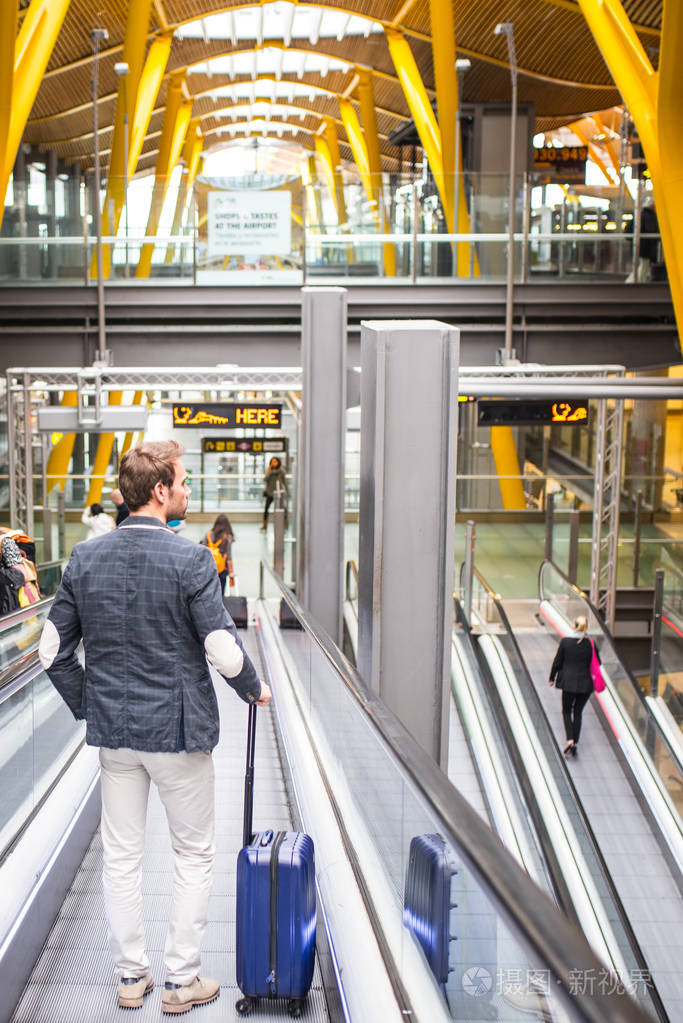 输送机自动扶梯在机场的人