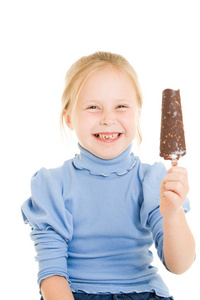在白色背景下吃冰淇淋的女孩。