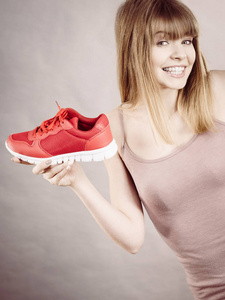 幸福的女人展示运动服运动鞋鞋