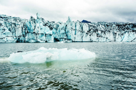冰山在冰岛冰川泻湖的视图图片