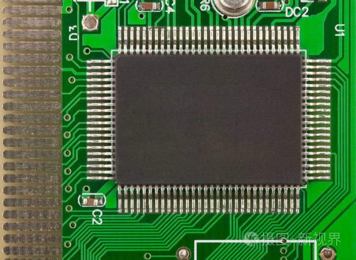 绿色pcb上的大芯片这个芯片有很多的腿电阻器和其他的小电子元件