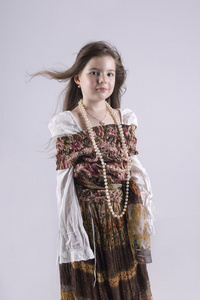 一个穿着装饰品的小女孩图片