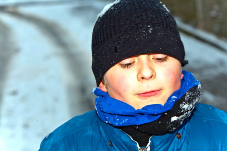 男孩在雪地里享受冬天的风景