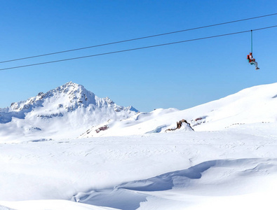 在俄罗斯山高的滑雪场的滑雪缆车