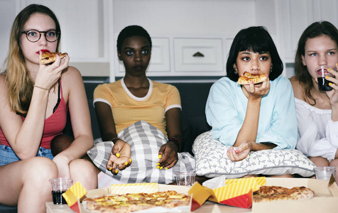 坐在沙发上和吃比萨饼的年轻妇女多样性组, 原始 photoset