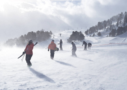 比利牛斯山脉, 安道尔2017年2月12日 小组山滑雪者