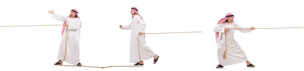 阿拉伯人在白色衬底上的拔河比赛的概念