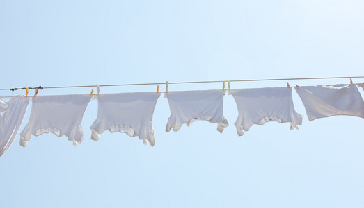 白色底裤悬挂晾干图片
