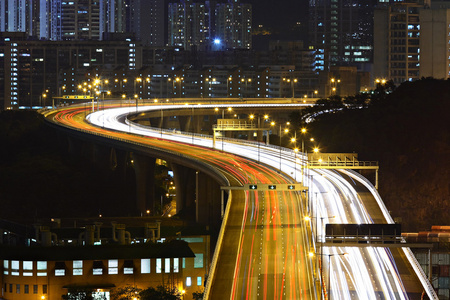 在夜间城市高速公路图片