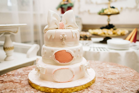大甜多层婚礼蛋糕装饰着花朵。糖果酒吧派对的概念