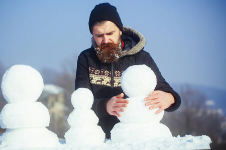 戴着帽子留着长胡子的圣诞节男人做雪人