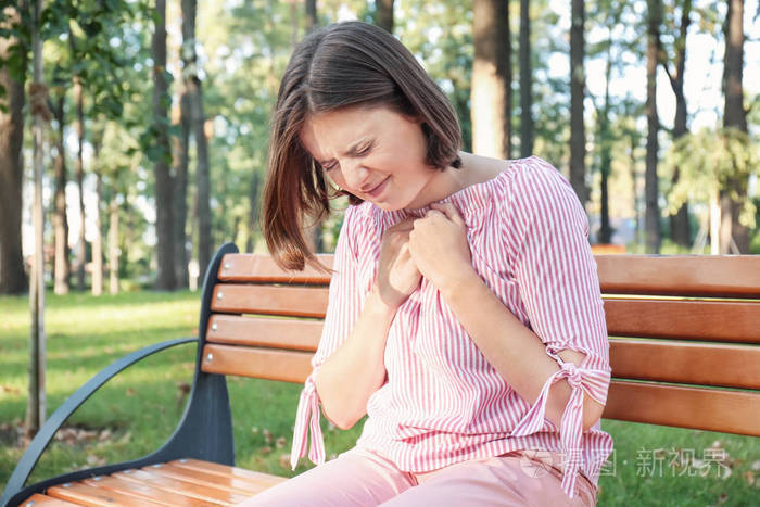 在户外心脏病发作的年轻妇女