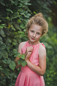 一个孩子在花园快乐的肖像6656