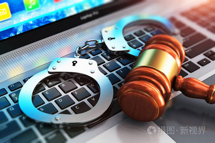 手提电脑键盘上的手铐和裁判槌照片 正版商用图片035yib 摄图新视界