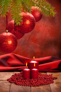 圣诞节装饰红色的小玩意和蜡烛