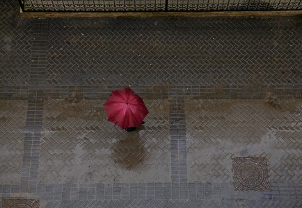 在下雨天色遮阳伞照片