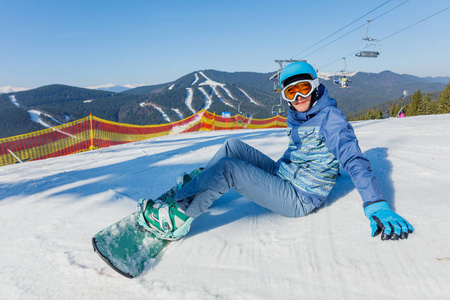 女孩与滑雪板滑雪度假村