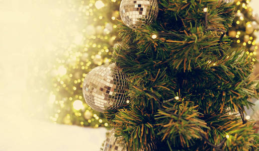 在模糊, 闪闪发光的背景装饰圣诞树