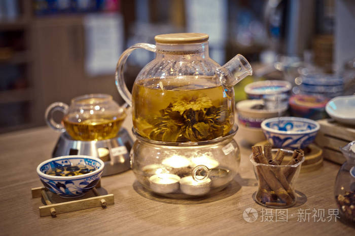 中国传统饰品玻璃茶壶盛开的花茶在茶馆的桌子上停留照片 正版商用图片0361fy 摄图新视界