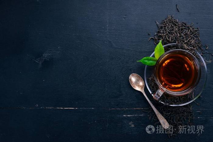 在木制背景上的一杯红茶顶部视图复制空间