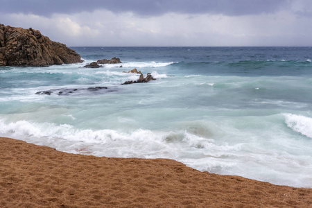 地中海海滩在哥斯达黎加, 暴风雨的一天。布拉, 加泰罗尼亚, 西班牙
