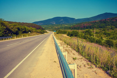 在山区公路上驾驶一辆汽车图片