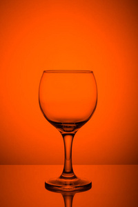 酒杯上橙色背景
