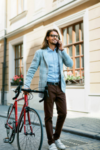 骑自行车的人在街上走的时候打电话