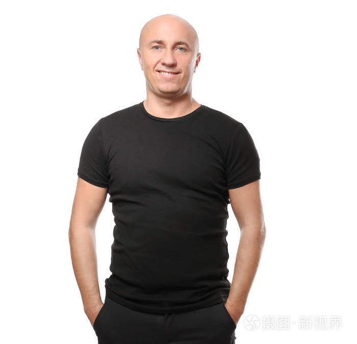 白色背景的黑 t-shirt 的秃头男子