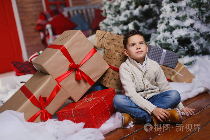 带礼物的小男孩快乐的小男孩拿着圣诞礼物