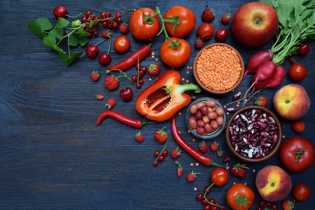 红色水果, 蔬菜和豆类。苹果, 西红柿, 醋栗, 萝卜, 胡椒, 覆盆子, 樱桃, 扁豆橄榄。健康食品, 素食产品。复制空间