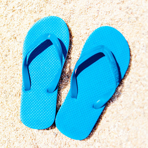 夏季假日海滩背景与在热带海滩的触发器。copyspace 沙拖鞋