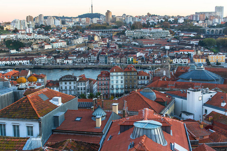 鸟瞰查看旧葡萄牙波尔图市中心