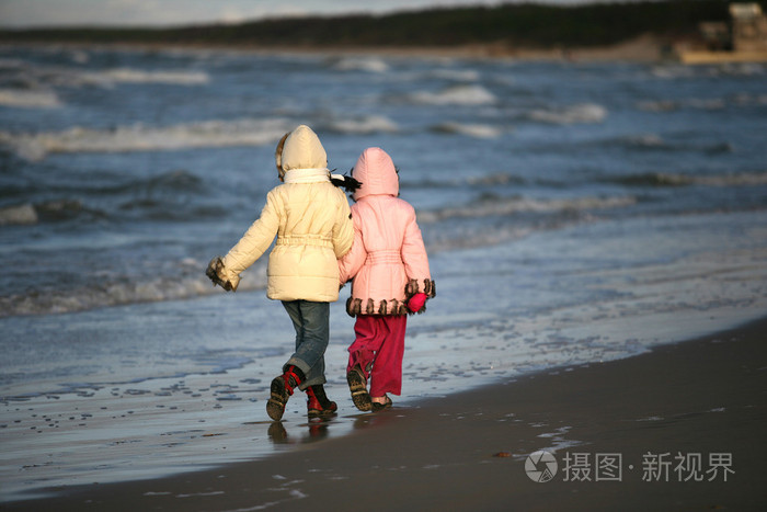 海滩上奔跑的两个女人图片