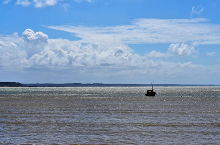 小拖网渔船在平静的海波尔图塞古罗港, 巴伊亚, 巴西