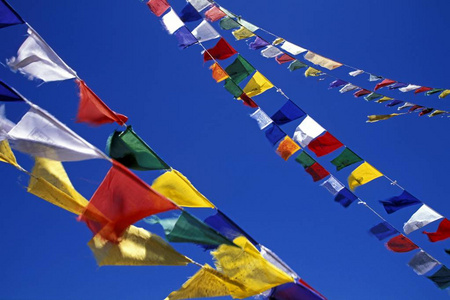 宗教的藏族乐器日东贡帕的外一面祈祷旗舍利塔和祈祷的旗帜从山顶戈焦